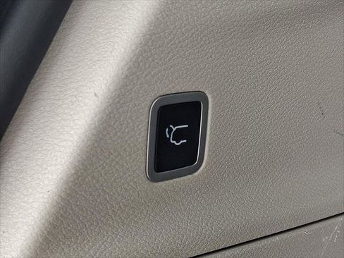 Certified 2024 Chrysler Pacifica Touring-L image 29