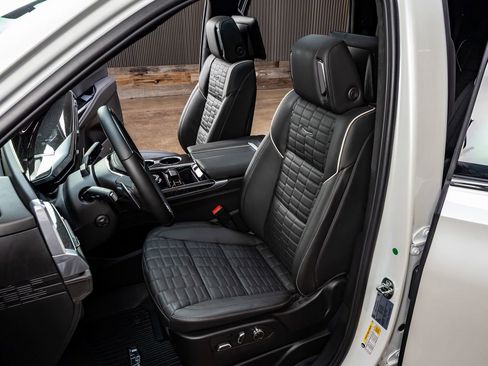 Used 2025 Cadillac Escalade V w/ LPO, ONYX Package image 25