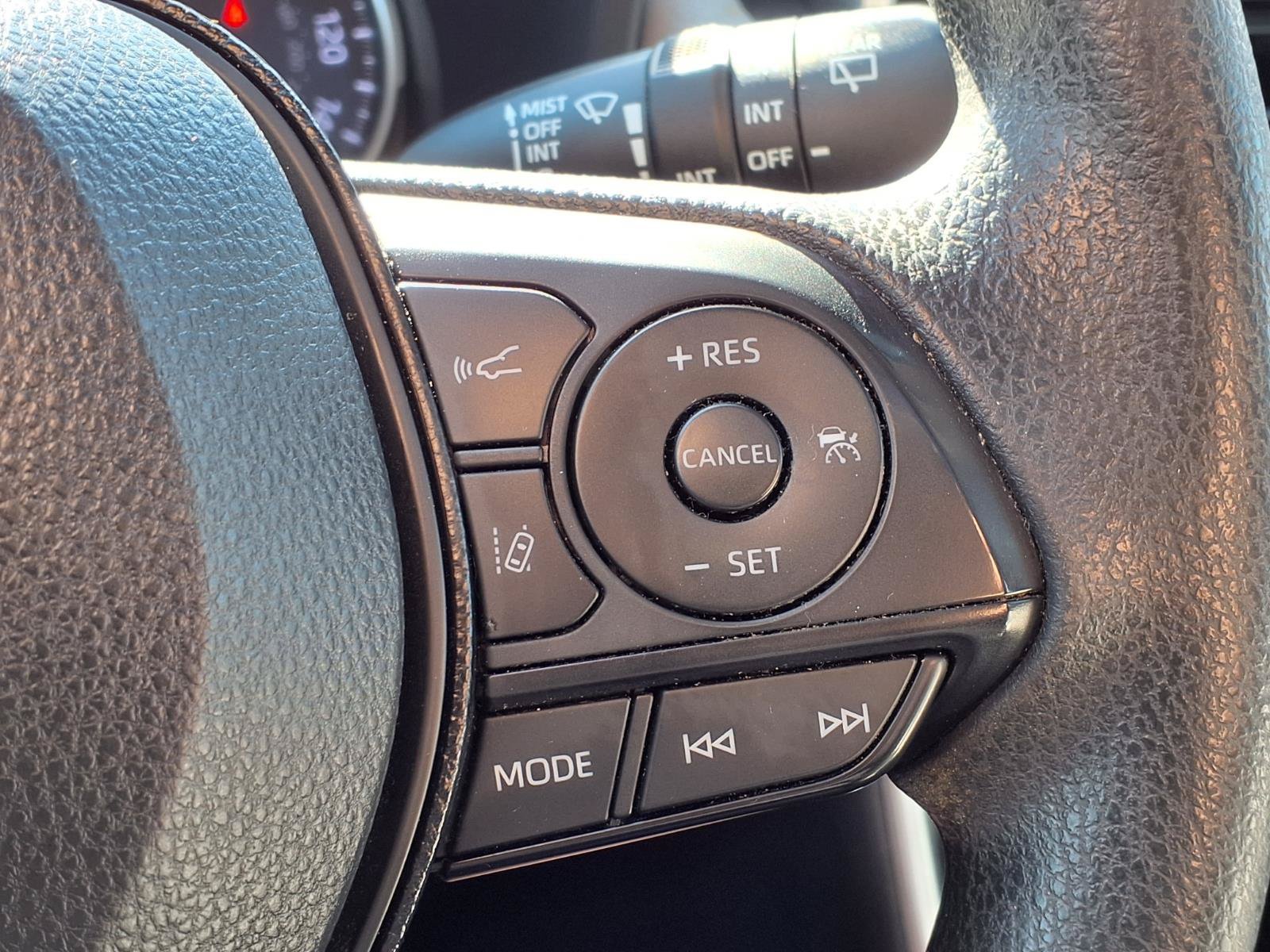 Used 2020 Toyota RAV4 XLE w/ Convenience Package FWD image 28
