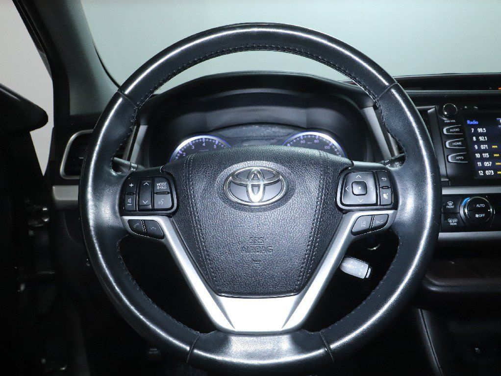 Used 2019 Toyota Highlander XLE FWD image 22