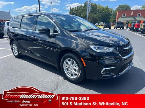 New 2026 Chrysler Pacifica Select image 1