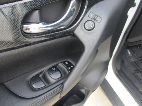 Used 2014 Nissan Rogue SL image 23