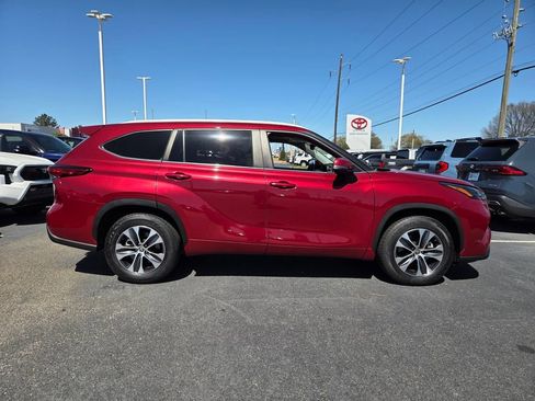 Used 2023 Toyota Highlander XLE image 12