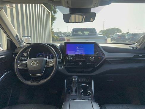 Used 2023 Toyota Highlander Limited FWD image 3