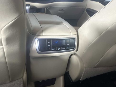 Used 2016 Toyota Highlander XLE image 25