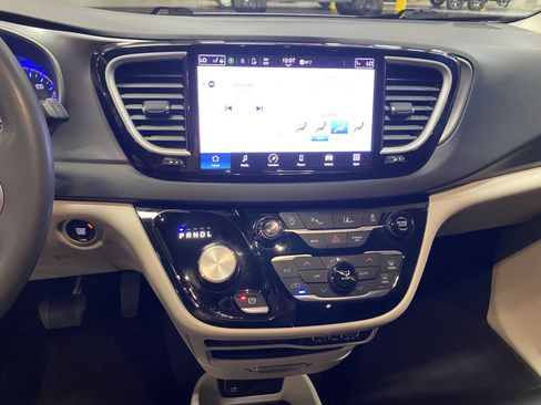 Used 2023 Chrysler Pacifica Touring-L FWD image 23