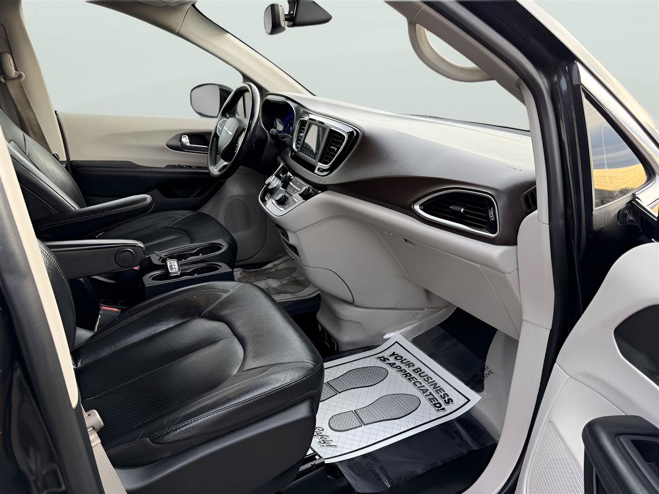 Used 2020 Chrysler Pacifica Touring-L FWD image 19