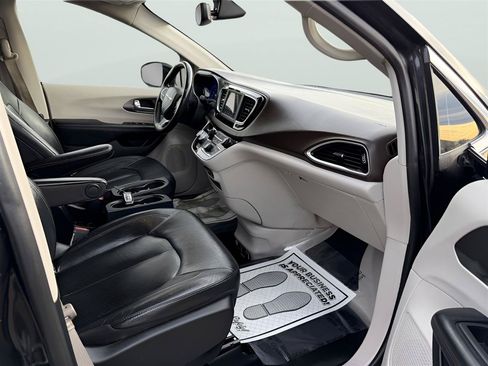 Used 2020 Chrysler Pacifica Touring-L FWD image 19