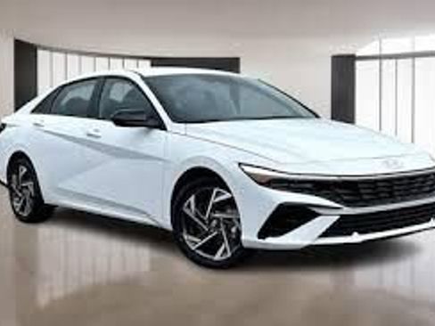 Used 2025 Hyundai Elantra Limited FWD image 2