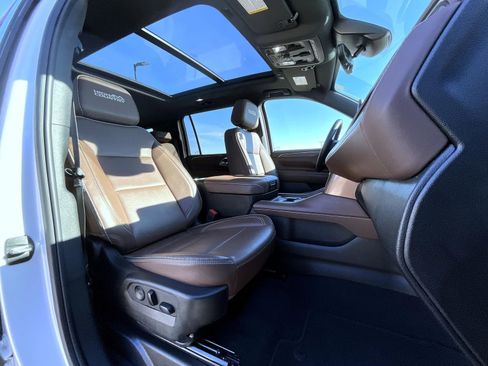 Used 2023 Chevrolet Suburban High Country image 16