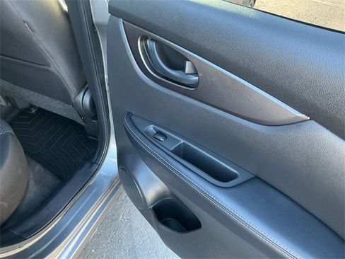 Used 2021 Nissan Rogue Sport S image 23