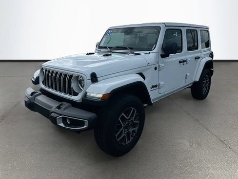 Used 2025 Jeep Wrangler Unlimited Sahara AWD/4WD image 3