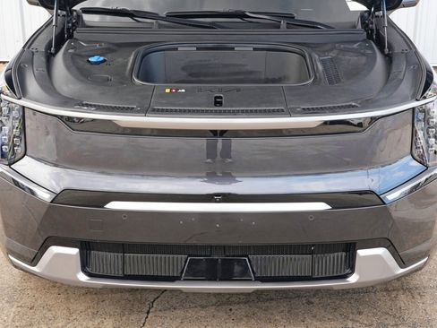 Used 2024 Kia EV9 Land image 8