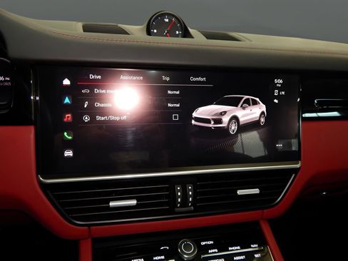 Used 2023 Porsche Cayenne Platinum Edition w/ Towing Package w/o Tow Ball image 24