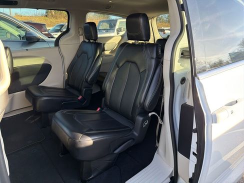 Used 2024 Chrysler Pacifica Touring-L image 20