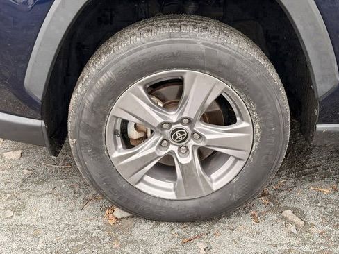 Used 2022 Toyota RAV4 XLE w/ Convenience Package image 5