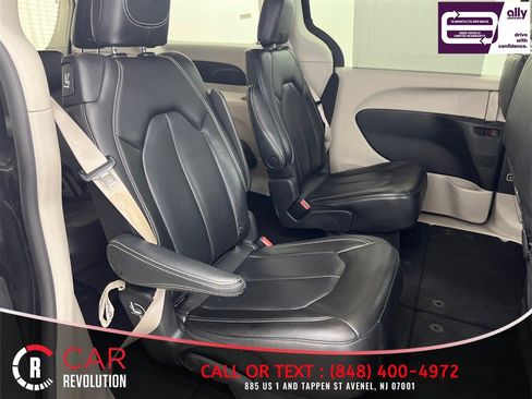 Used 2023 Chrysler Pacifica Touring-L FWD image 46