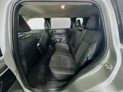 Used 2024 Mitsubishi Outlander SE image 28