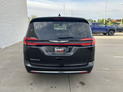 Used 2023 Chrysler Pacifica Touring-L FWD image 5
