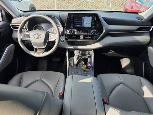 Used 2022 Toyota Highlander XLE image 26
