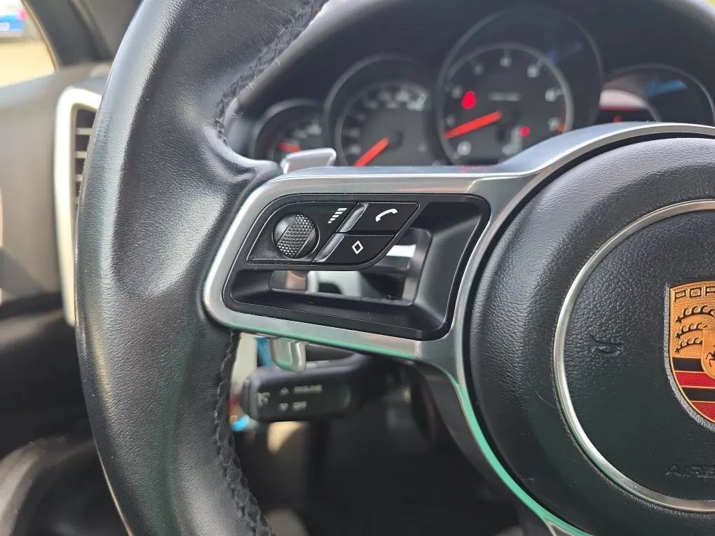 Used 2017 Porsche Cayenne AWD/4WD image 18
