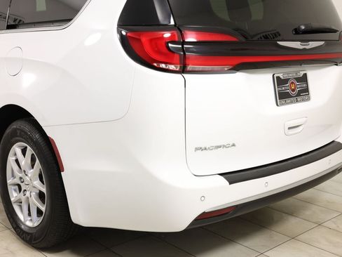 Used 2024 Chrysler Pacifica Touring-L FWD image 43