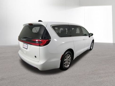 Used 2024 Chrysler Pacifica Touring-L FWD image 13