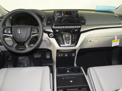 New 2026 Honda Odyssey Touring image 11