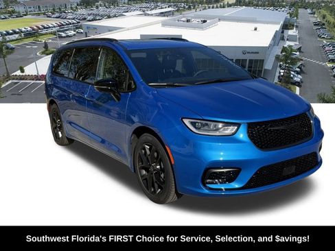 New 2026 Chrysler Pacifica Limited w/ S Appearance Package image 2