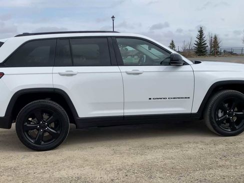 Used 2023 Jeep Grand Cherokee Limited w/ Black Appearance Package image 9