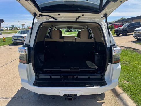 Used 2016 Toyota 4Runner SR5 AWD/4WD image 10