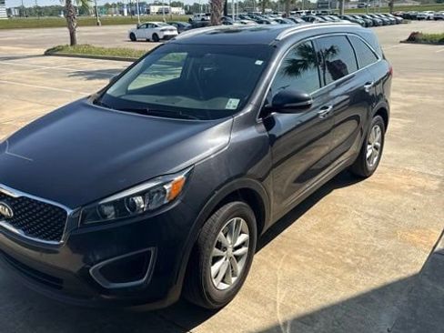 Used 2018 Kia Sorento LX image 1