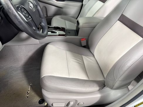 Used 2014 Toyota Camry XLE w/ Leather Package FWD image 12