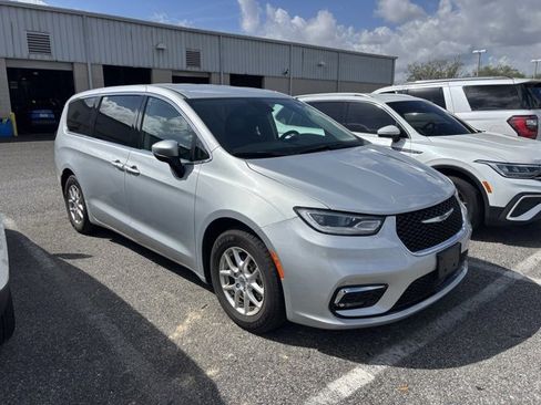 Used 2023 Chrysler Pacifica Touring-L image 2