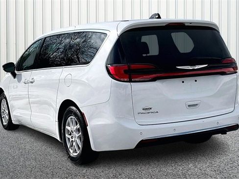 Used 2024 Chrysler Pacifica Touring-L image 11