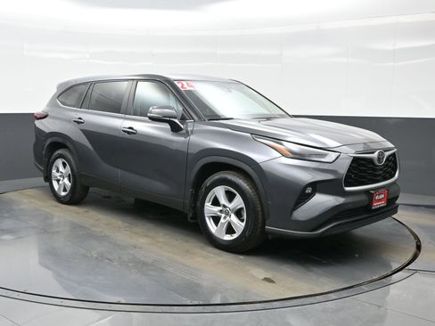 Used 2024 Toyota Highlander LE image 8