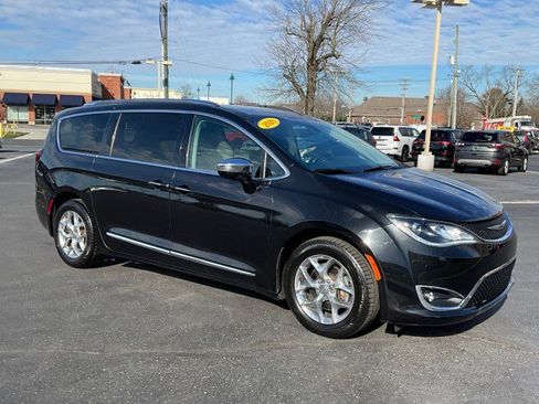 Used 2020 Chrysler Pacifica Limited FWD image 41
