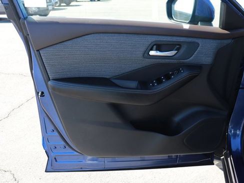 Used 2023 Nissan Rogue SV image 9