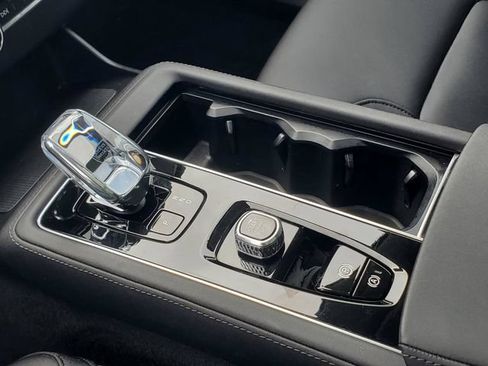 Certified 2025 Volvo XC90 B5 Plus AWD/4WD image 25