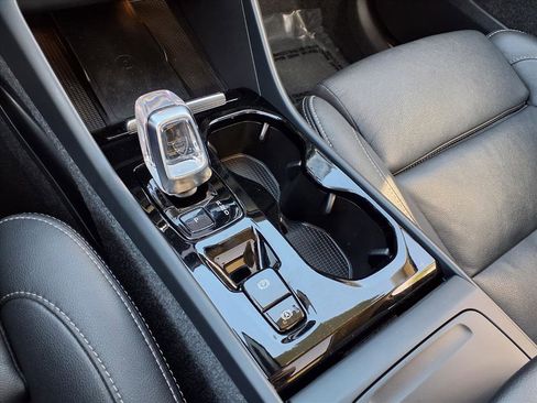 Certified 2024 Volvo XC40 B5 Plus image 25