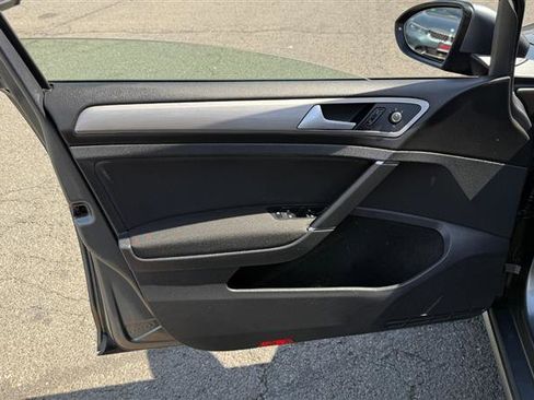 Used 2016 Volkswagen Golf S image 4