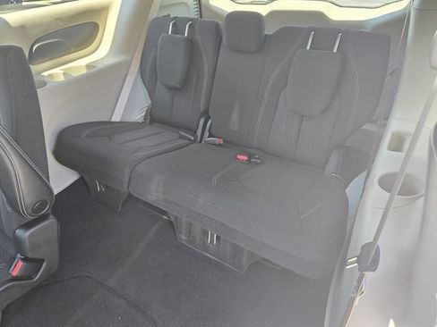 Used 2022 Chrysler Voyager LX FWD image 12