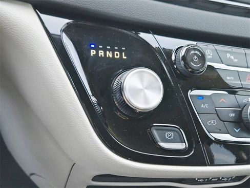 Used 2024 Chrysler Pacifica Touring-L image 31