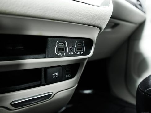 Used 2022 Chrysler Pacifica Touring-L FWD image 31