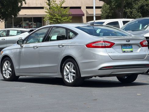Used 2016 Ford Fusion SE FWD image 5