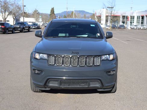 Used 2017 Jeep Grand Cherokee Altitude image 2