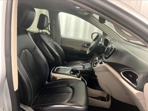 Used 2024 Chrysler Pacifica Touring-L image 11