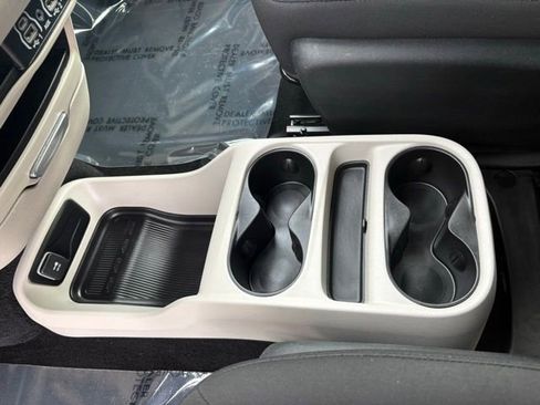 Used 2023 Chrysler Voyager LX image 18