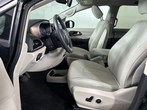 Used 2017 Chrysler Pacifica Touring FWD image 12
