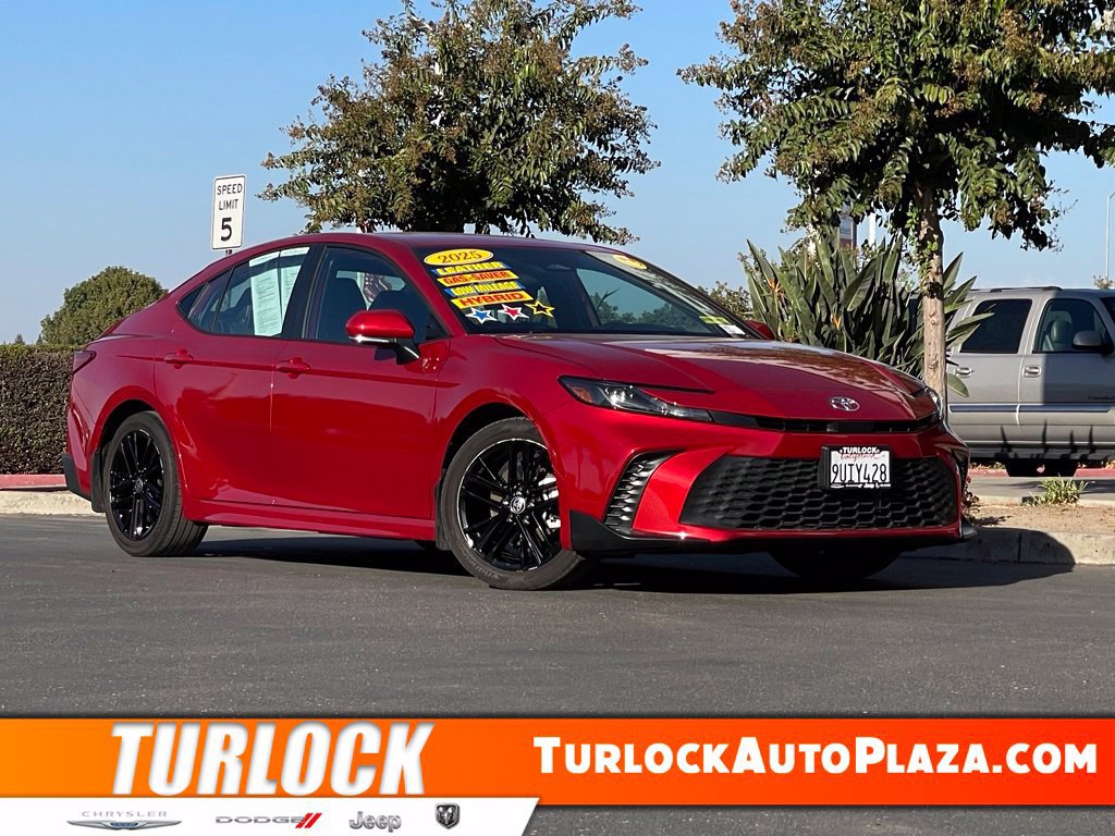 Used 2025 Toyota Camry SE FWD image 1